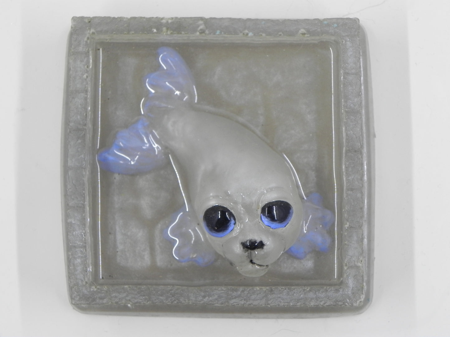"Seal pearl in resin ice pen"